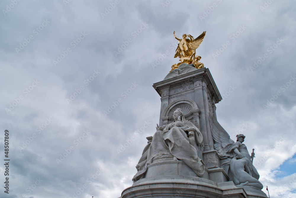 Queen Victoria Memorial Statue at Buckingham Palace - obrazy, fototapety, plakaty 