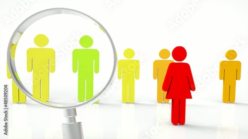 Mujeres buscando con lupa