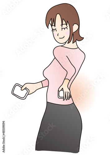 カイロを腰に貼る女性