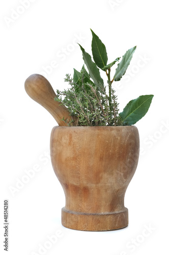 herbes aromatique dans un pilon