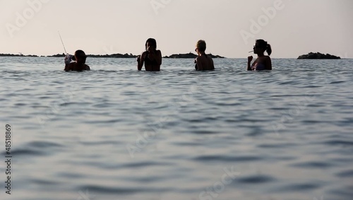 ragazze si rilassano in acqua al mare photo