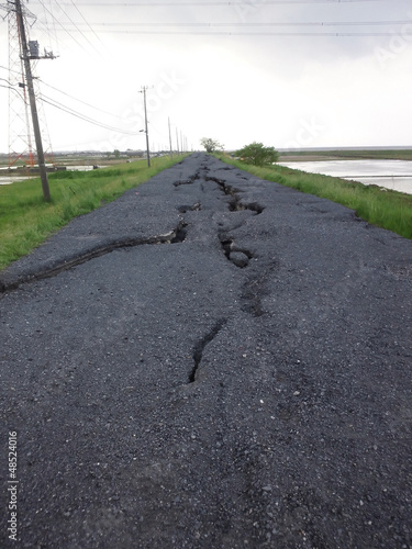 地割れした道路