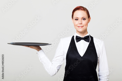 Photos pretty waitress with an empty tray