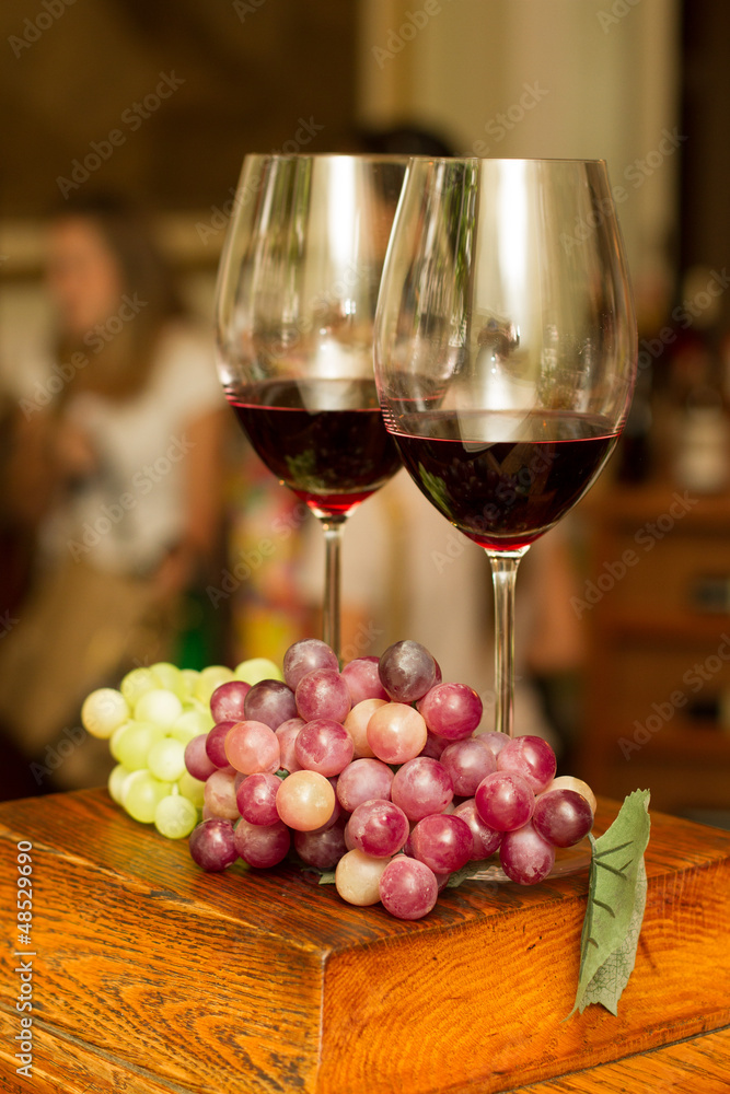 Dos copas de Vino tinto con uvas.