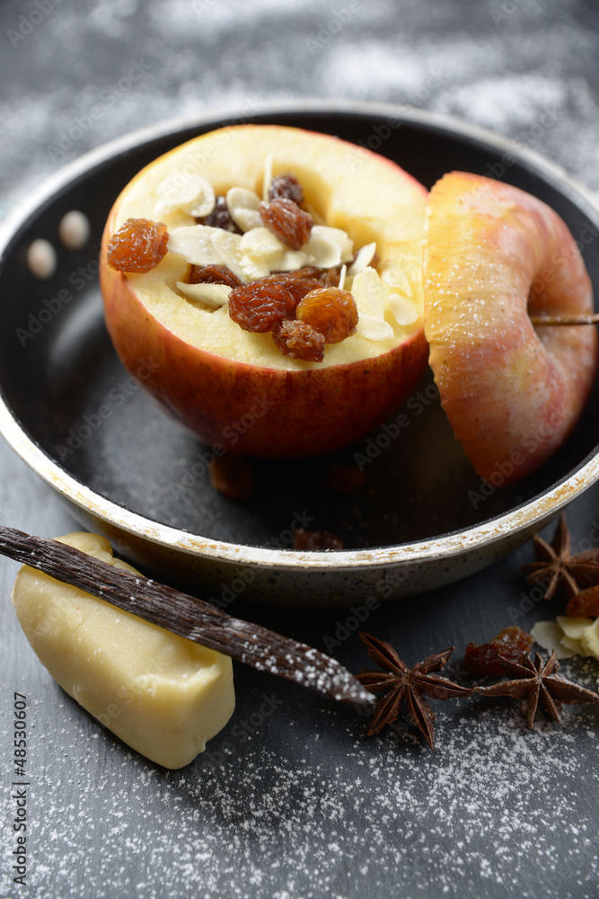 Gebratener Apfel mit Mandeln und Rosinen Gebratener Apfel mit Mandeln und Rosinen