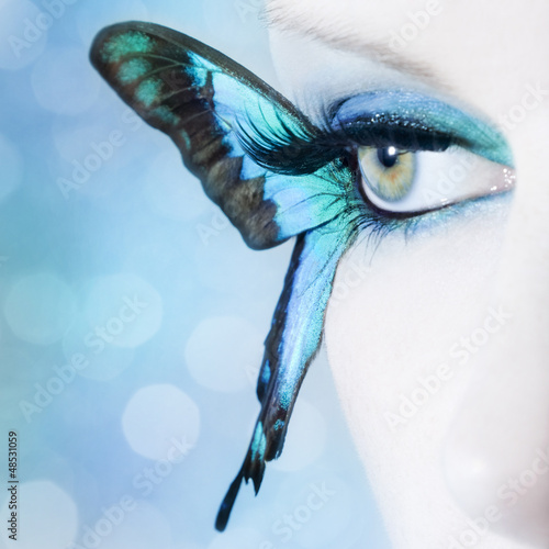 Dekoracja na wymiar  beautiful-woman-eye-close-up-with-butterfly-wings