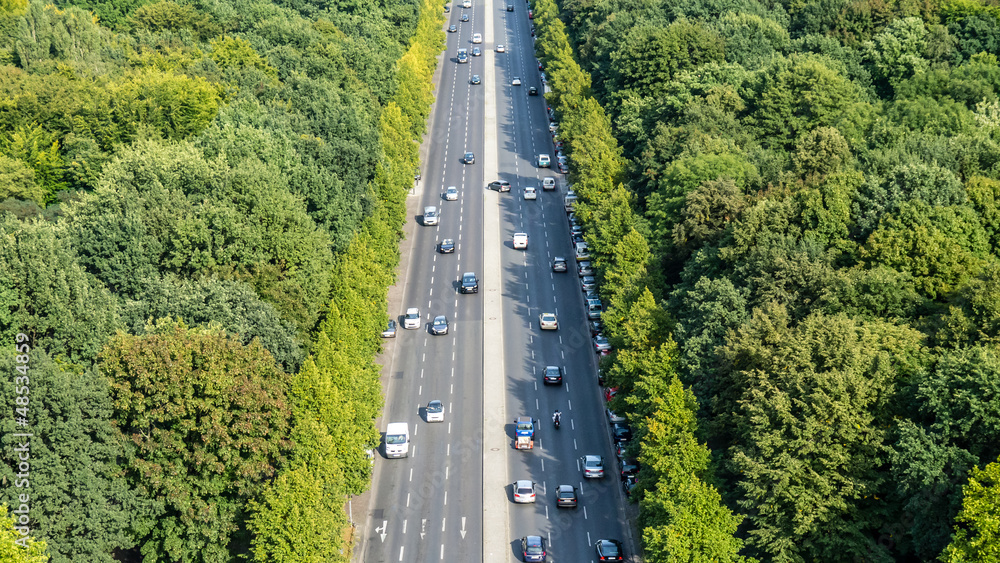 Obraz premium autostraße durch park