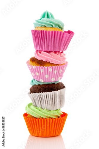 Photo Stacked colorful cupcakes