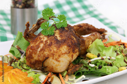 gebratene Wachteln auf Salat