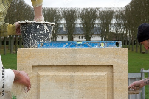 Valokuva tailleur de pierre travaillant sur un socle pour statue