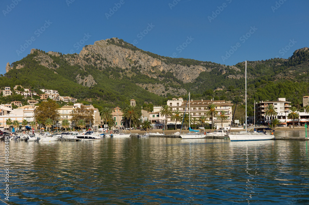 Hafen und Berge um Soller / Mallorca / Spanien