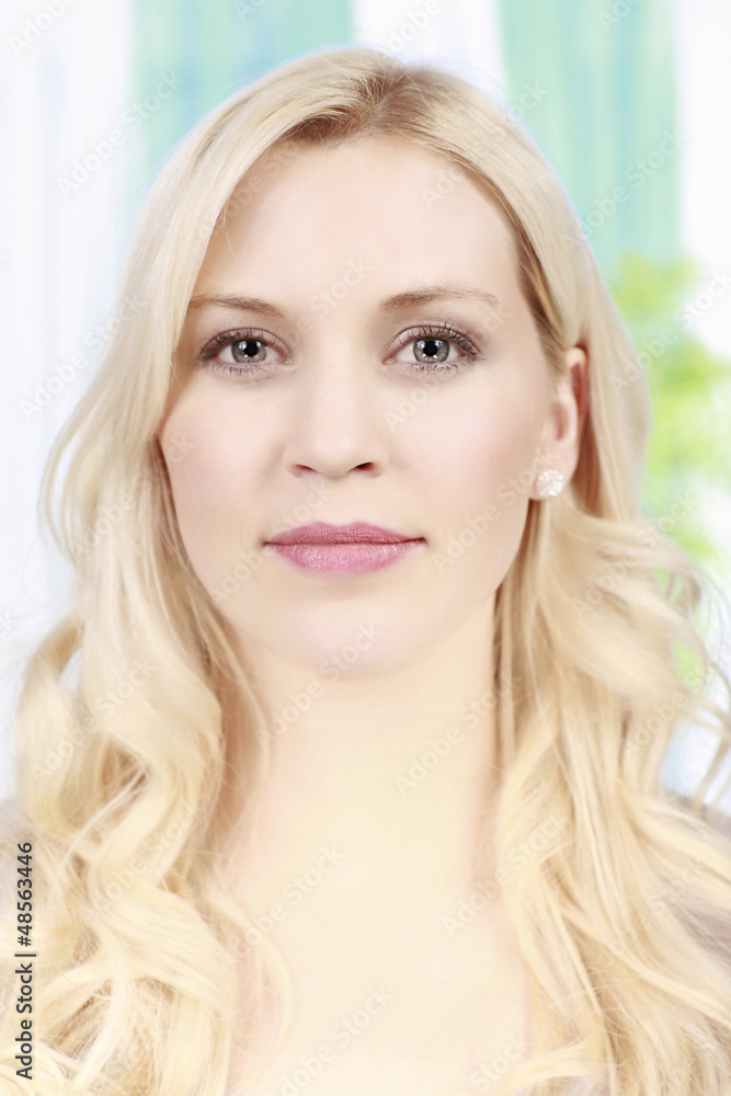 Blonde Frau mit schönen lockigen Haaren Blonde Frau mit schönen lockigen Haaren