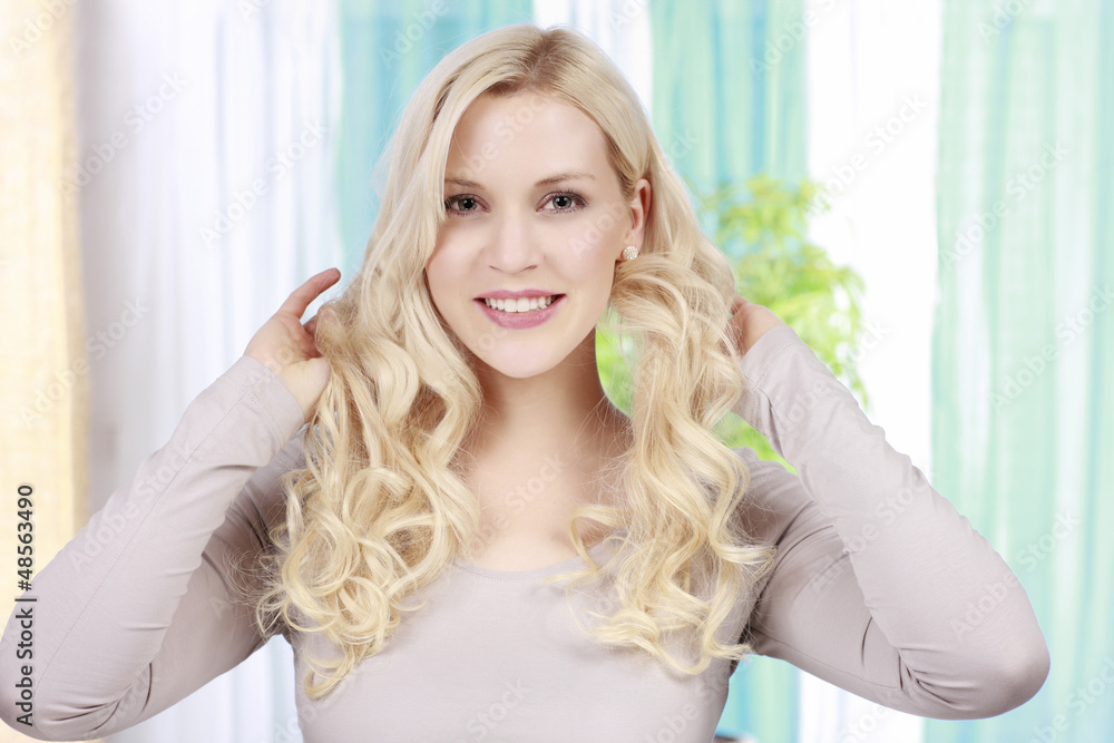 Hübsche Frau hält ihre langen Haare Hübsche Frau hält ihre langen Haare