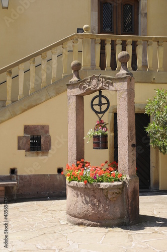 Brunnen in Turckheim, Elsass photo