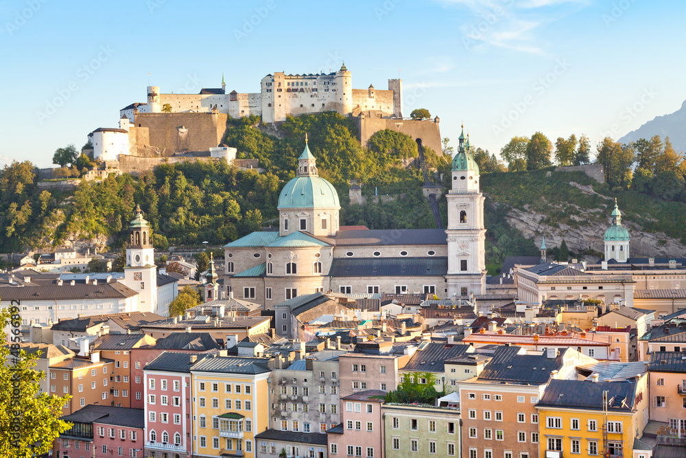 Naklejka premium Miasto Salzburg o zachodzie słońca, Salzburger Land, Austria