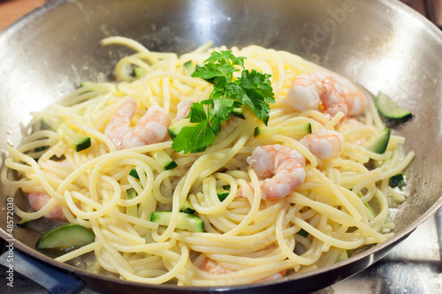 Spaghettin with shrimp and zuccinis