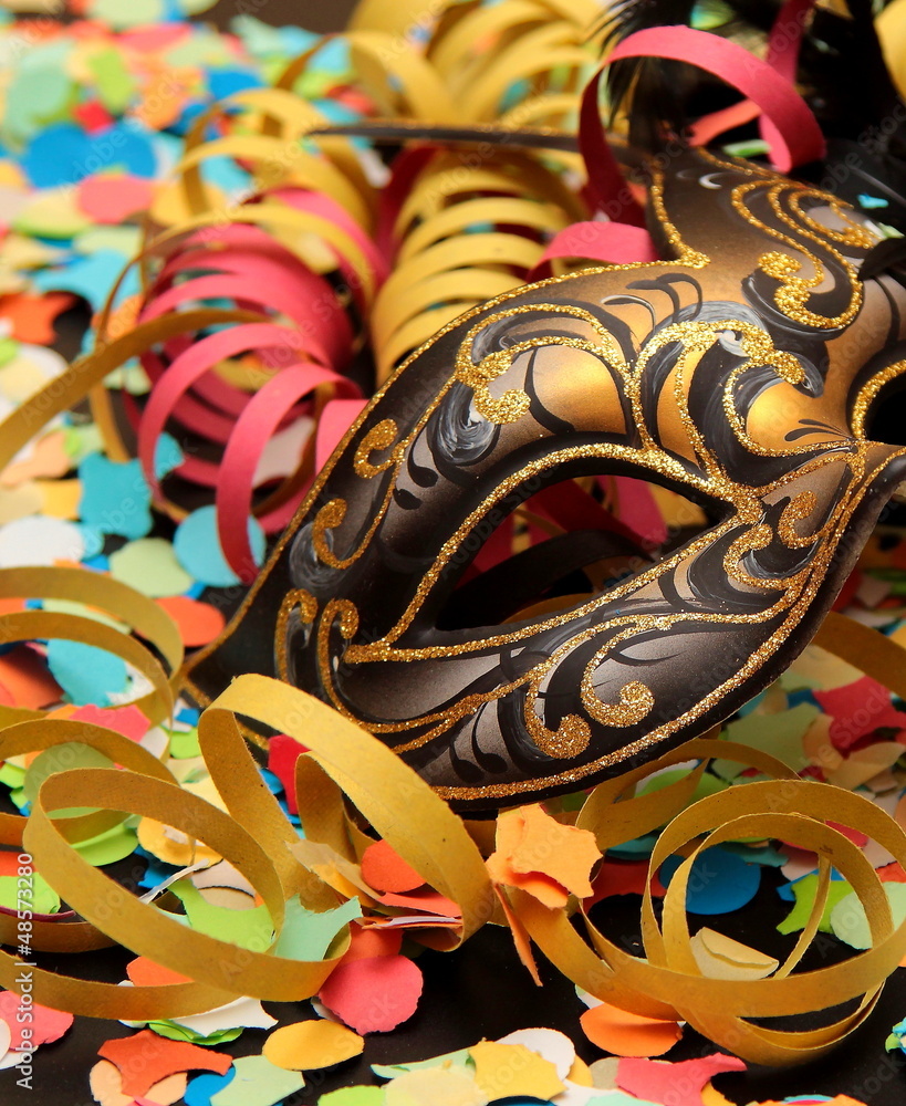 Carnevale, una maschera, coriandoli e stelle filanti