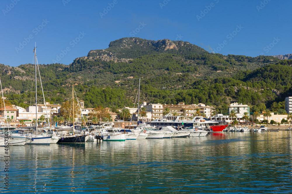 Boote und Berge am Hafen von Soller / Mallorca / Spanien