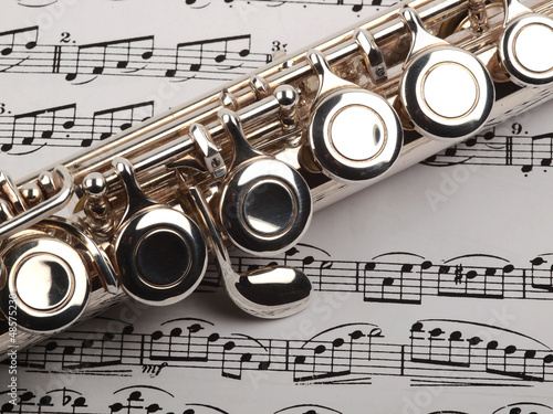 flute and musical notes
