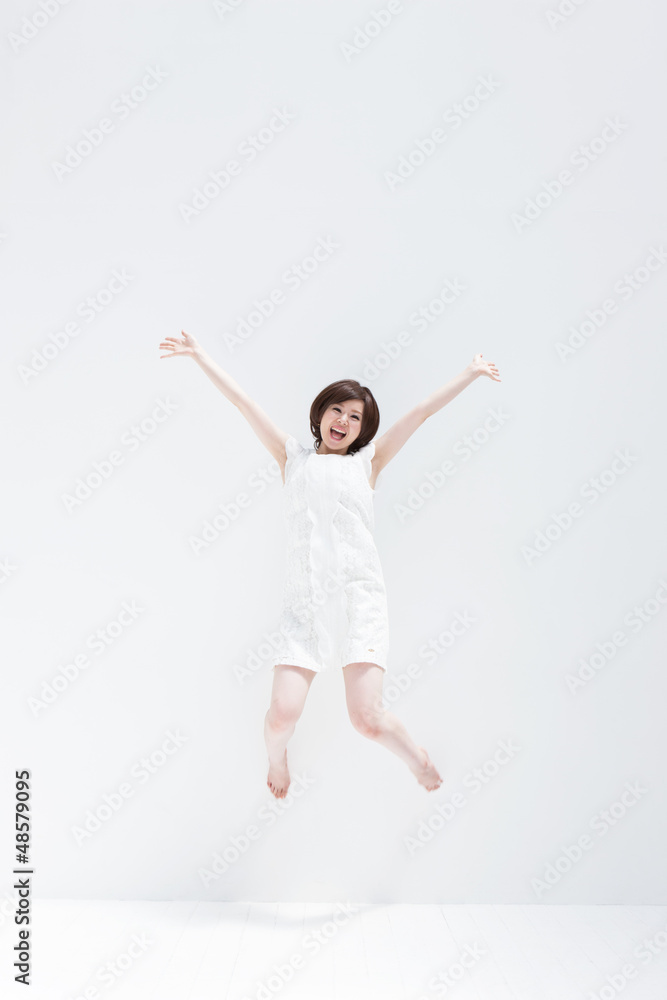 ジャンプする女の子 ジャンプする女の子