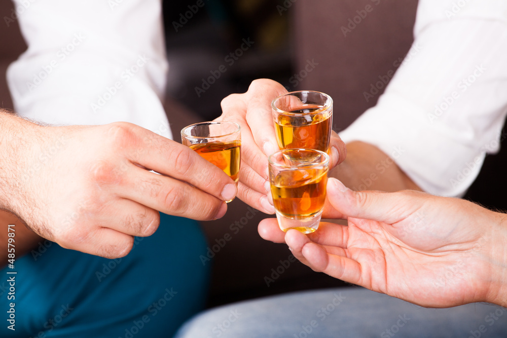 Männer beim Anstoßen mit Rum Männer beim Anstoßen mit Rum