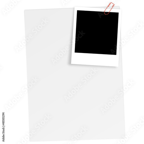 Zettel mit Polaroid und Büroklammer