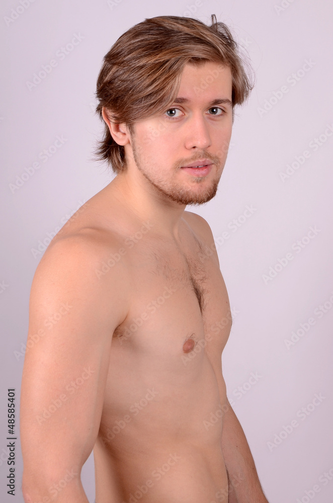 Fototapeta premium junger mann mit nacktem oberkörper