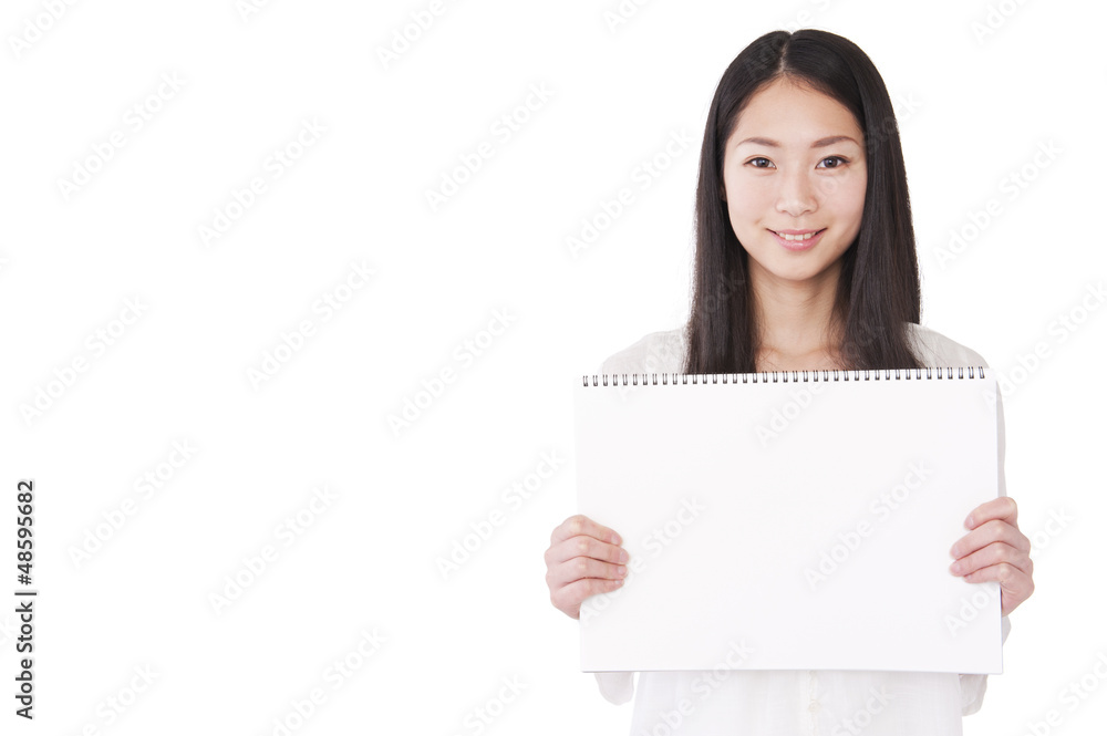 白紙のスケッチブックを持った女性 白紙のスケッチブックを持った女性