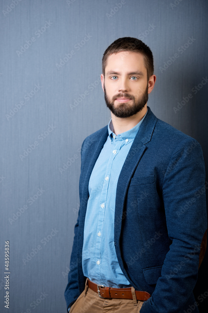 portrait vor grauer wand