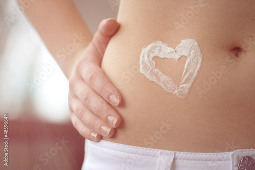 Wallpaper Mural Belly with heart shape Torontodigital.ca