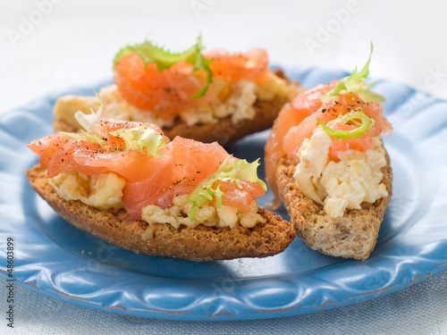 bread with salmon and egg