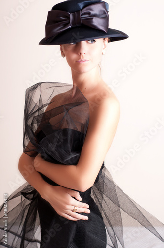 Obraz na płótnie Glamour woman in hat w salonie