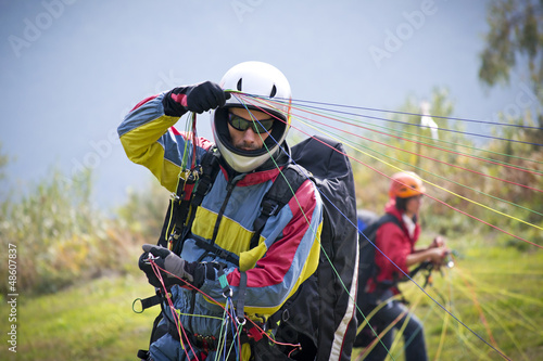 pilota di parapendio si prepara al decollo photo