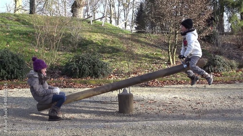 Kinder auf der Wippe im Spielplatz - Zeitlupe -