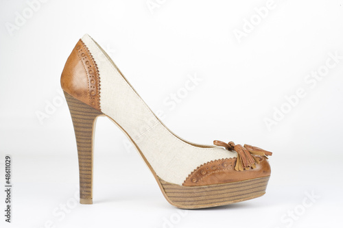 Single shoe with wooden heel elegant, brown and beige