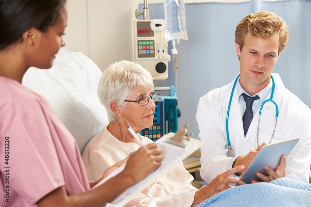 Obraz premium Doctor Using Digital Tablet In Consultation With Senior Patient