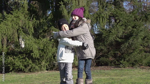 Junge und Mädchen laufen und umarmen sich - Zeitlupe -