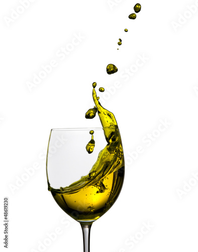 Weinglas mit Spritzer Freigestellt auf weißem Hintergrund