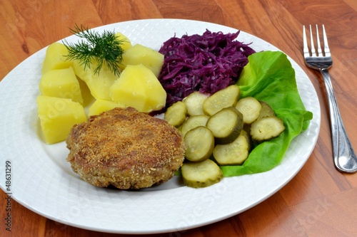 kotlet mielony z ziemniakami,ogórkiem i kapustą photo