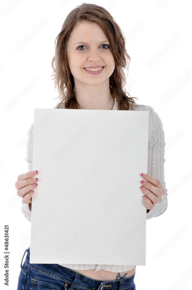Junge Frau in Bluse hält leeres Schild Junge Frau in Bluse hält leeres Schild