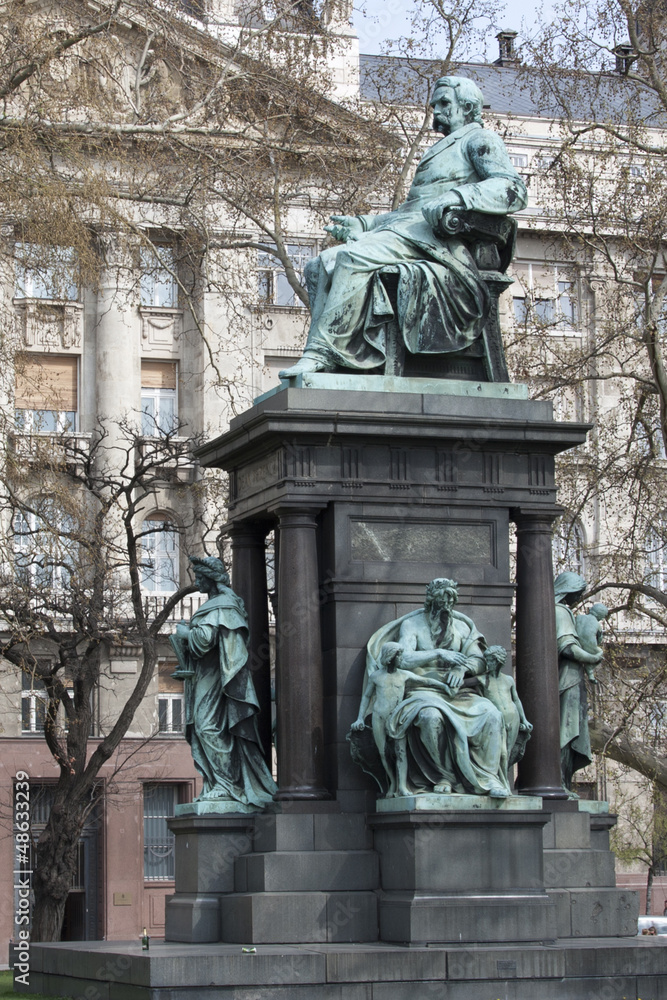 Budapest  - statua piazza szechenyi
