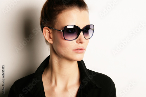 Model mit Sonnenbrille photo