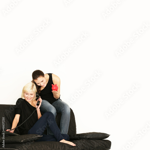 zwei Mädels auf der Couch