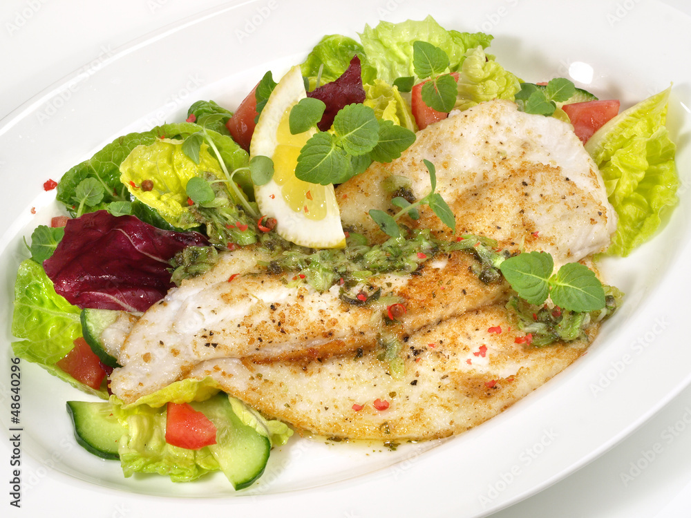 Fischfilet auf Salat Fischfilet auf Salat