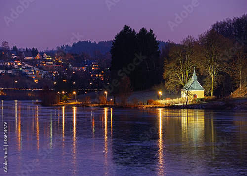 Biggesee mit Kapelle bei Nacht