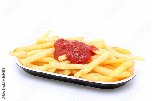 patate fritte su sfondo bianco