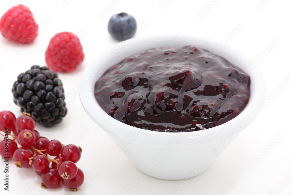 marmellata frutti di bosco su sfondo bianco marmellata frutti di bosco su sfondo bianco