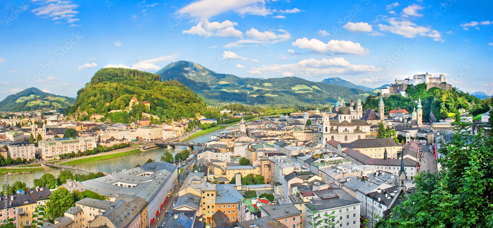 Naklejka premium Panoramiczny widok na Salzburg, Austria