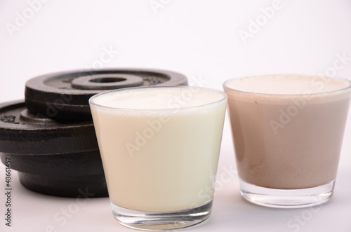 Eiweißdrink mit Hanteln
