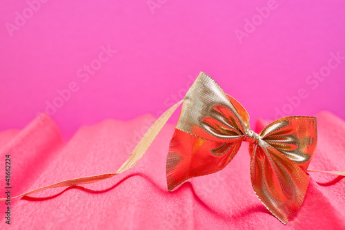 rosa pink altrosa hintergrund mit goldener schleife
